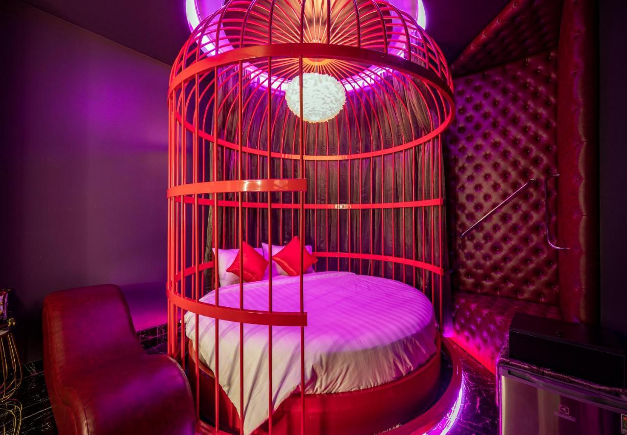 Love Hotel Meetings Spark Controversy: Maebashi Mayor's Unusual Choice for Confidential Talks