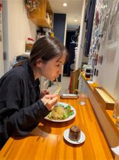 Minami Tanaka’s No-Makeup Noodle Run in Daikanyama Sparks Praise for Japan’s “Unfiltered” Star
