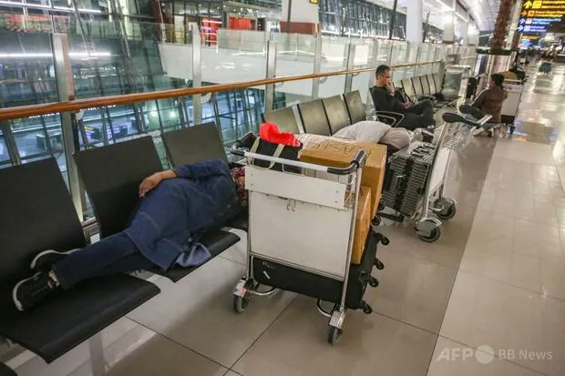 Anak Krakatau Eruption Grounds Flights Near Jakarta, Disrupting Travel for 22,000 Passengers