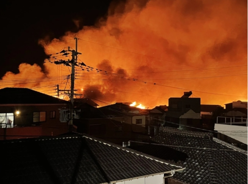 Massive Blaze Rips Through Oita’s Saganoseki: More Than 20 Structures Burn as Man in His 70s Reported Missing