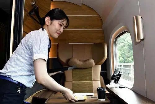 JR Central and JR West unveil 5G-ready “Supreme-Class-Cabin” private suites on the Tokaido–Sanyo Shinkansen from October