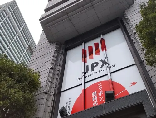Nikkei Closes Up 806 Points at 65,020 as Yield Jitters Ease; AI and Chip Stocks Lead, SoftBank Powers Gains