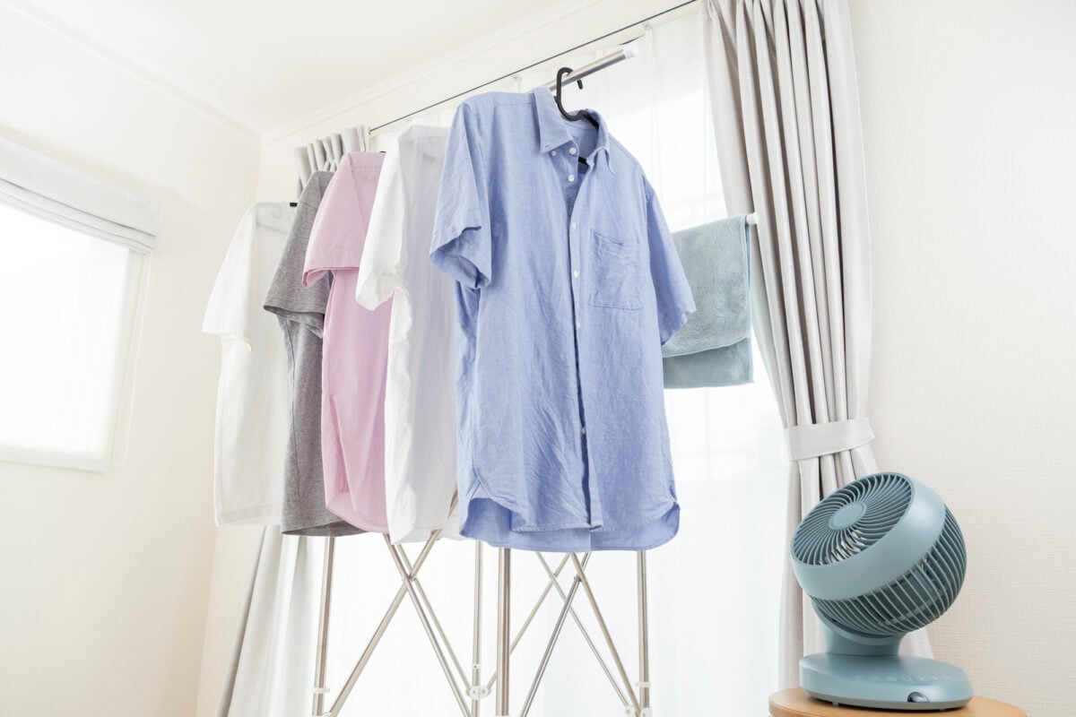 Japan’s Cleaning Pros Share How to Stop Laundry’s “Zombie Odor”: Fast-Dry Arch Hanging, Airflow Hacks, and Smart Wash Tips