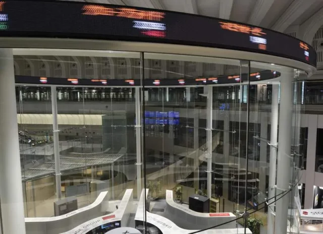 Tokyo Stocks Sink More Than 1,900 Points as Tech Sell-Off and Oil Surge Weigh